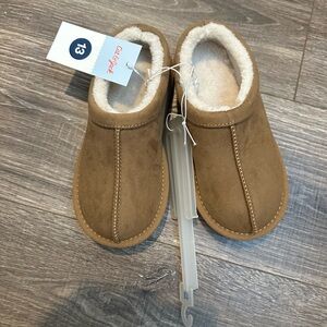NWT’s Cat & Jack Kids 13 Nola Faux Suede Clog Slip-On Slippers Tan